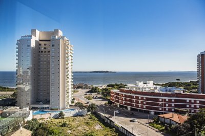 Vende apartamento de 3 dormitorios en Mansa Punta del Este, con excelente ilumminacion.