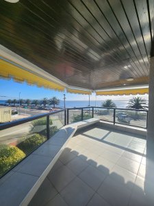 Vende espectacular apartamento en Peninsula- Punta del Este, con vista excepcional al mar, de 3 dormitorios.