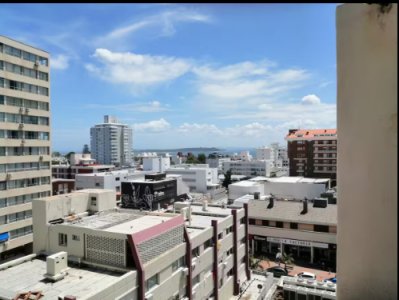 Vende apartamento de 1 dormitorio con balcon en Peninsula, Punta del Este.