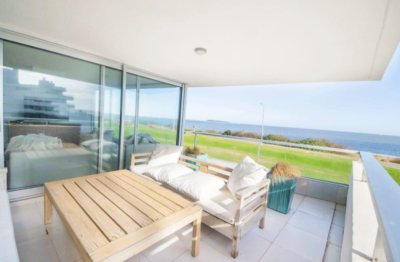 Vende apartamento en Mansa, Punta del Este de 3 dormitorios.