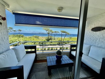 En venta apartamento de 2 dormitorios en Mansa Punta del Este.