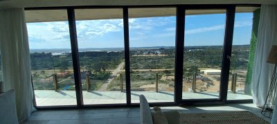 Vende apartamento de 2 dormitorios frente al mar en Brava, Punta del Este.