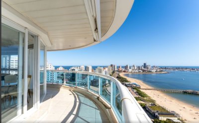 Vende apartamento de 3 dormitorios en Mansa Punta del Este.