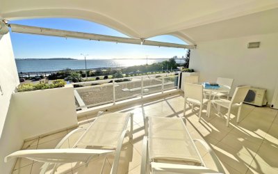Vende apartamento con vista al mar de 3 dormitorios con balcon.