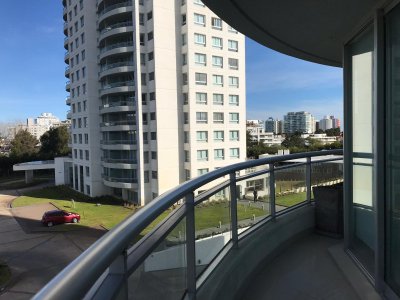Vende apartamento de 3 dormitorios a metros del mar, en Roosevelt- Punta del Este.