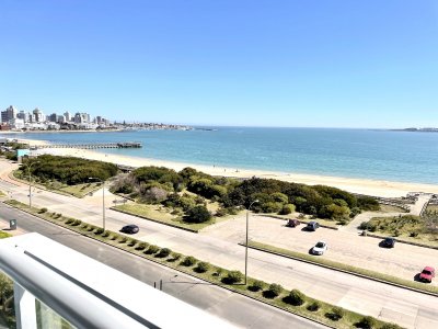 En venta departamento de 3 dormitorios en suite, con vista al mar, Mansa en Punta del Este.