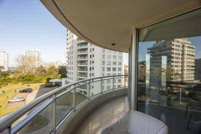 Vende apartamento con vista espectacular, de 3 dormitorios en Roosevelt, Punta del Este