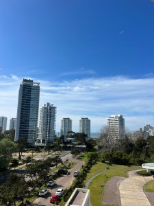 Vende apartamento de 3 dormitorios en Roosevelt.