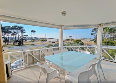 Vende apartamento en Rincon del Indio de 3 dormitorios.