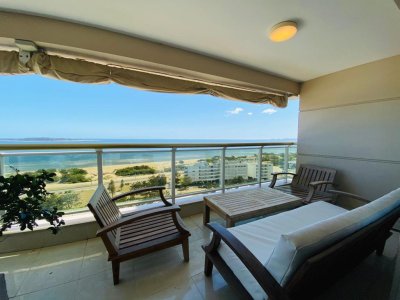 Departamento en venta en Playa Mansa con linda vista.