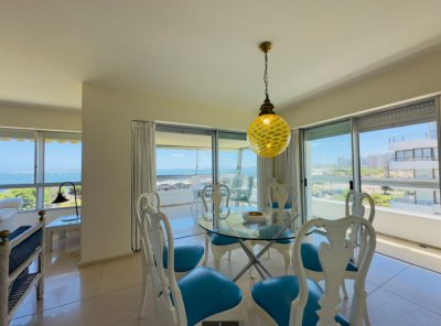 Vende espectacular apartamento con vista al mar de 3 dormitorios en Mansa Punta del Este.