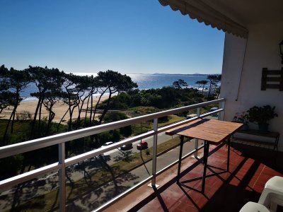 Vende impecable departamento con vista al mar, en Mansa de 1 dormitorio.