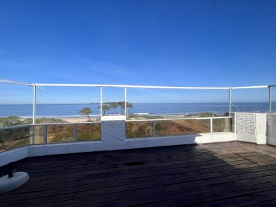 Vende impecable apartamento de 2 niveles, de 3 dormitorios en Mansa Punta del Este.