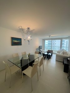 Departamento de 2 dormitorios en venta en Seasons Tower, a metros del mar.