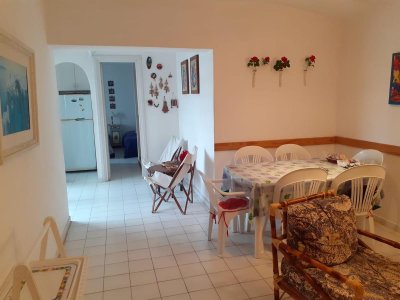 Vende apartamento de 2 dormitorios en Peninsula- Punta del Este.
