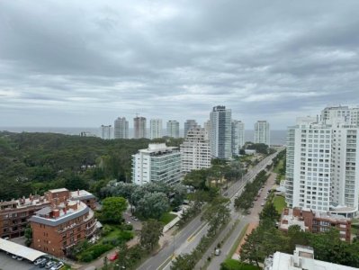 Alquila y vende apartamento de 3 dormitorios con vista al mar, en Roosevelt Punta del Este.