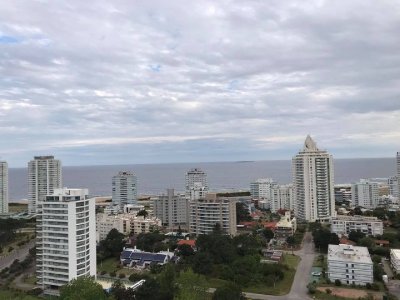 Vende apartamento de 2 dormitorios en Punta del Este con vista al mar