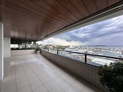 Departamento en Portofino con 2 garajes y hermosa vista al Puerto, Punta del Este