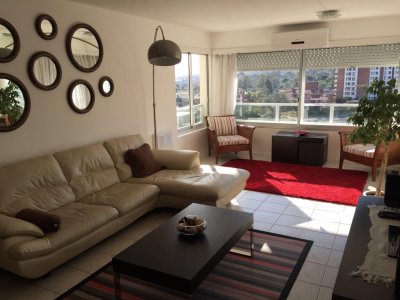 Vende Apartamento en Playa Mansa, Punta del Este de 3 dormitorios