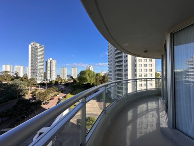 Hermoso apartamento en venta de 3 dormitorios y dependencia 