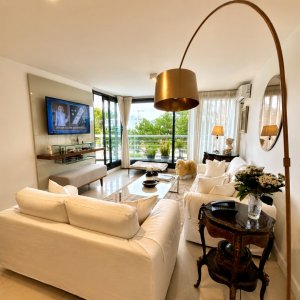 Vende apartamento de 3 dormitorios esquinero en Punta del Este