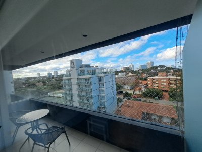 Este apartamento en Mansa, Punta del Este, es una cómoda opción de alojamiento ubicada a aproximadamente 150 metros de la playa. La unidad cuenta con 3 dormitorios y 2 baños, con capacidad para alojar hasta 6 personas. 
La superficie propia del apartamento es de 76 metros cuadrados, lo que lo convierte en un espacio cómodo y funcional.

El diseño interior del apartamento incluye cocina definida, living comedor plenamente iluminado y una cocina que está equipada con electrodomésticos esenciales, como anafe, microondas, lavavajillas, heladera con freezer, campana y horno, lo que facilita la preparación de comidas durante su estadía.

