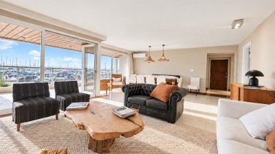 Apartamento en venta , frente al puerto, 3 dormitorios y servicio