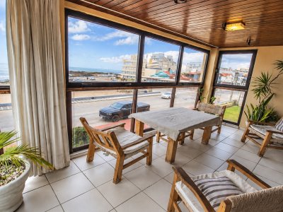 Apartamento Codigo #Vende apartamento impecable de 3 dormitorios con balcon cerrado frente al mar en Península, Punta del Este