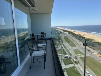 Vende apartamento de 3 dormitorios con vista al mar en Brava, Punta del Este