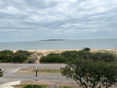Apartamento 2 dormitorios con vista frente a Playa Mansa 