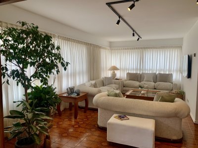 En venta apartamento de 2 mas dep. en Península, Punta del Este