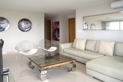 Apartamento de 3 Dormitorios en Playa Mansa en venta  - A Pasos del Mar