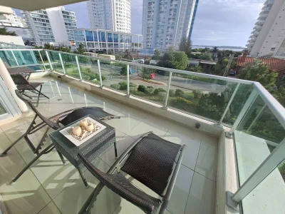 Apartamento en Playa Mansa a la venta 3 Dormitorios con vista