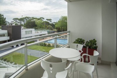 Departamento de 1 dormitorio y medio en venta en complejo con amenities. Playa Brava