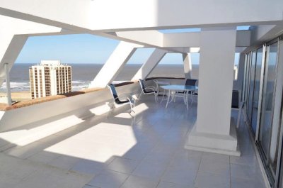 Vende Penthouse con hermosa vista en Aidy Grill- Punta del Este, de 4 dormitorios + dep de servicio.