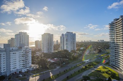 Vende apartamento de 2 dormitorios en Punta del Este.