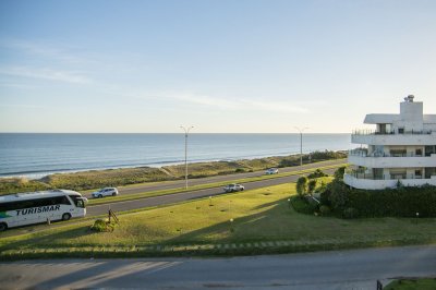 Departamento de 2 suites + depedencia en venta Frente al mar.