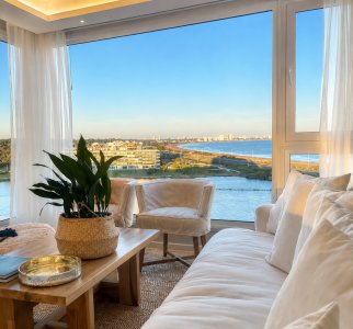 Vende apartamento con vista al mar de 3 suites, en Mansa- Punta del Este.