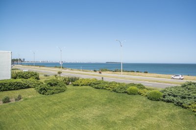 Apartamento en venta frente al mar, de 3 dormitorios en Punta del Este 