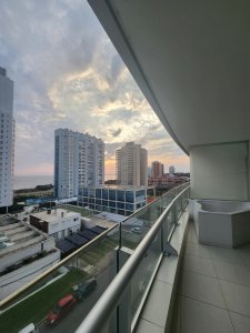 Departamento en venta en Seasons Tower, a metros del mar.