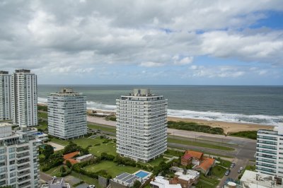 Vende apartamento de 3 dormitorios en Wind Tower, piso alto con vista al mar , Punta del Este 