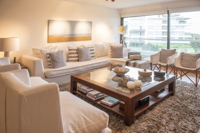 Hermoso Departamento en venta frente a Playa Brava, 3 dorm + dep. Marigot Brava