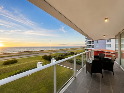 VENDE APARTAMENTO 2 DORMITORIOS 2 BAÑOS FRENTE AL MAR ! 