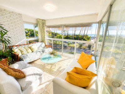 Apartamento de 3 dormitorios y dependencia disponible en venta y alquiler en Punta del Este 