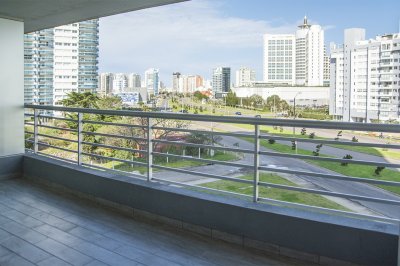 Departamento de 2 dormitorios en venta en torre moderna a metros de Playa Mansa.