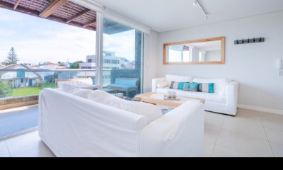 Vende apartamento de 3 dormitorios, con excelente vista al mar en La Barra.