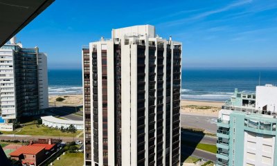 Vende apartamento de 2 dormitorios en Punta del Este. Financia