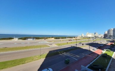 Vende apartamento de 4 dormitorios en Brava, Punta del Este.