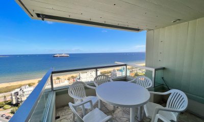 Vende apartamento en Mansa, Punta del Este de 3 dormitorios con agradable entorno.