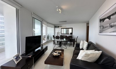 Vende apartamento de 3 dormitorios en Seasons Tower, Punta del Este